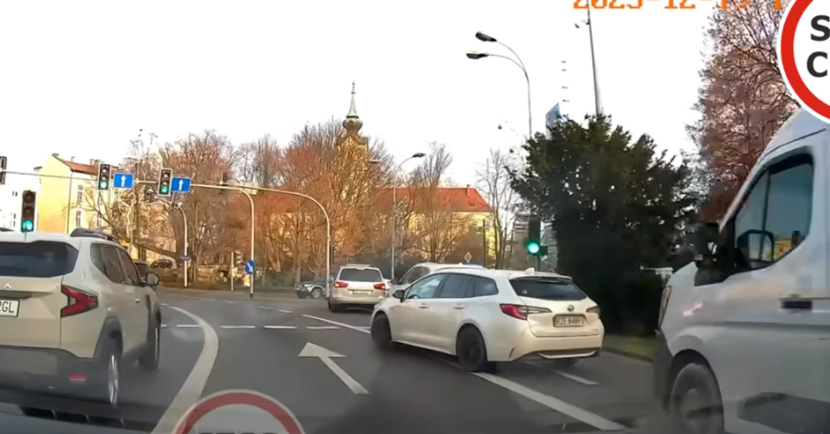 Niebezpieczna sytuacja na placu Śreniawitów w Rzeszowie. Wszystko nagrała kamera [WIDEO]