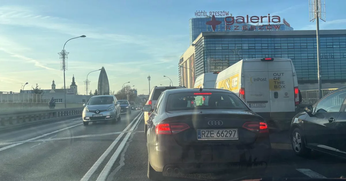 Poranne korki w Rzeszowie. Spore utrudnienia na Marszałkowskiej i Piłsudskiego [ZDJĘCIA]
