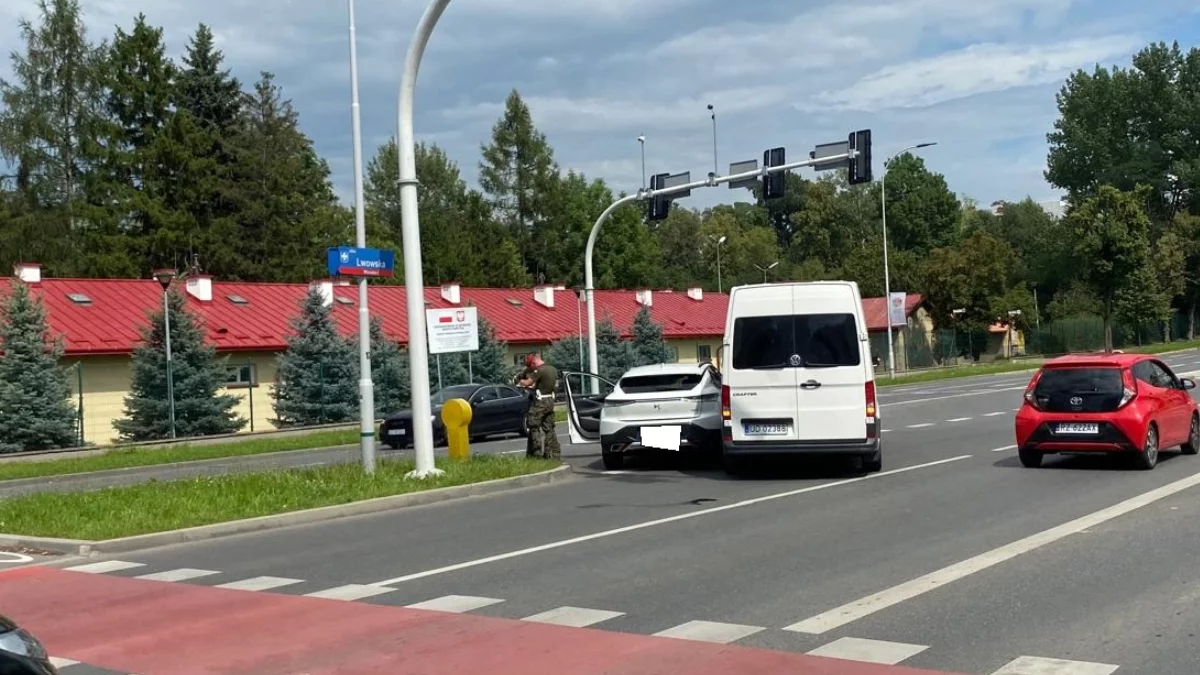 Pojazd wojskowy zderzył się z osobówką. Kolizja na ulicy Lwowskiej w Rzeszowie [ZDJĘCIA]
