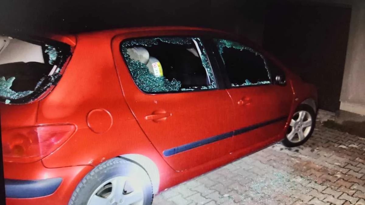 Wandal w regionie! Wybił trzy szyby w samochodzie