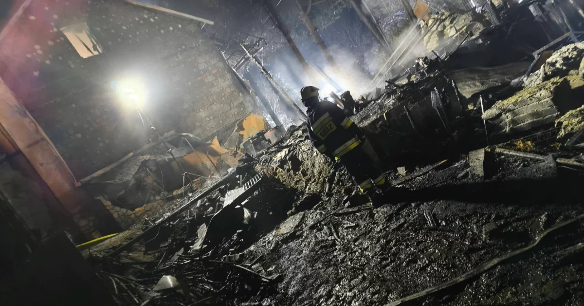 Pożar w regionie. Palił się budynek gospodarczy oraz część murowanego domu [ZDJĘCIA]