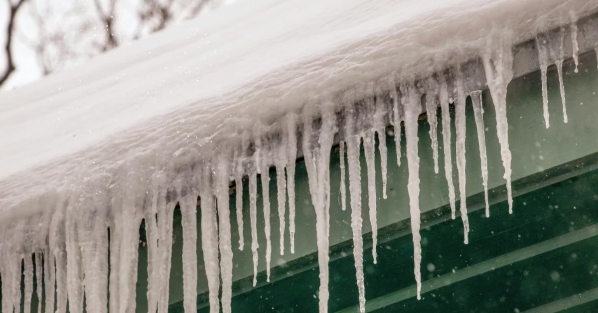 To naprawdę spore zagrożenie w Rzeszowie. Uważajcie na śnieg i sople spadające z dachów!