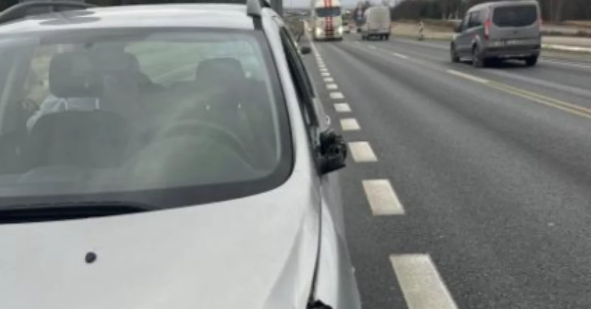 Źle zabezpieczony ładunek uderzył w auto na S19. Sprawca gwałtownie uciekł