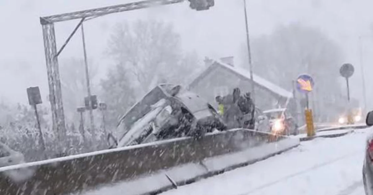 Najechała na bariery. Utrudnienia ruchu w regionie