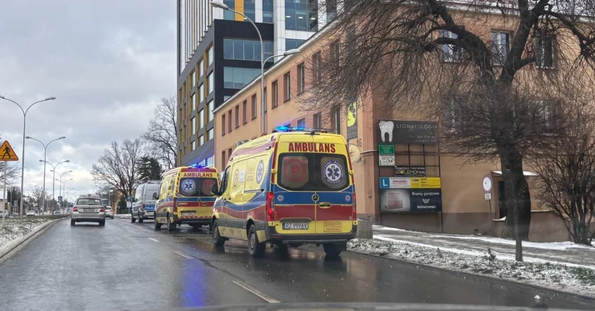 Potrącenie pieszego na ulicy Warszawskiej w Rzeszowie. Jeden pas zablokowany [ZDJĘCIA]