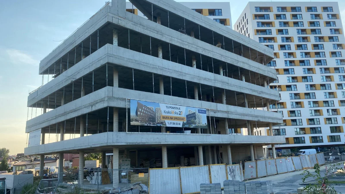 Budowa na ulicy Krakowskiej w Rzeszowie. Powstają tam dwa bloki i budynek biurowy. Jak idą prace? [ZDJĘCIA]