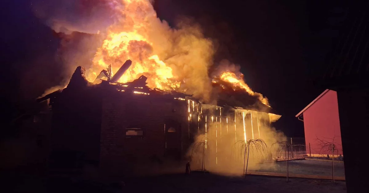 Ogień objął cały budynek. Ogromny pożar w regionie [ZDJĘCIA]