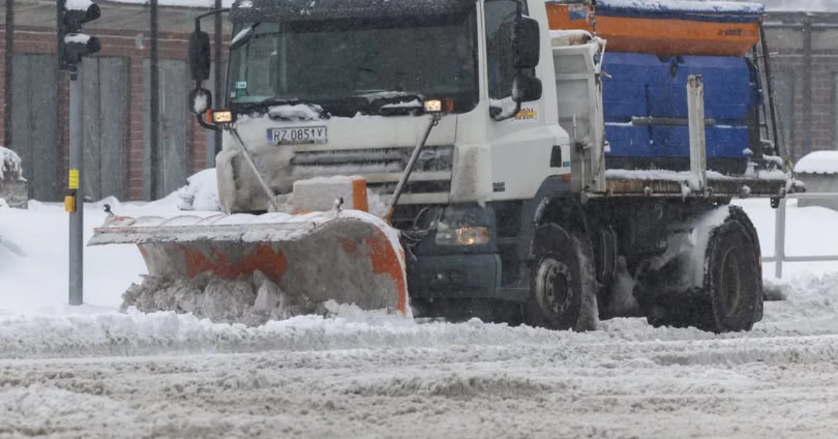 Rzeszów: akcja odśnieżanie. "Nasza ekipa działa od 5:30"