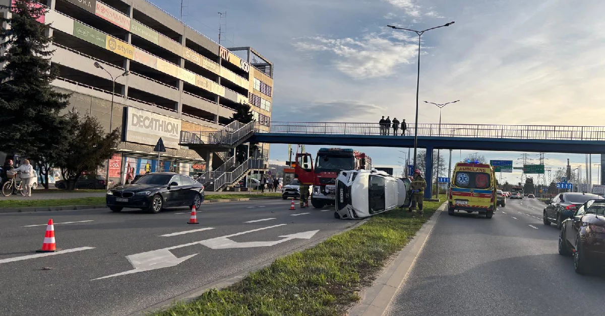 Dachowanie na alei Rejtana w Rzeszowie. Droga jest zablokowana. Na miejscu pełno służb [ZDJĘCIA]