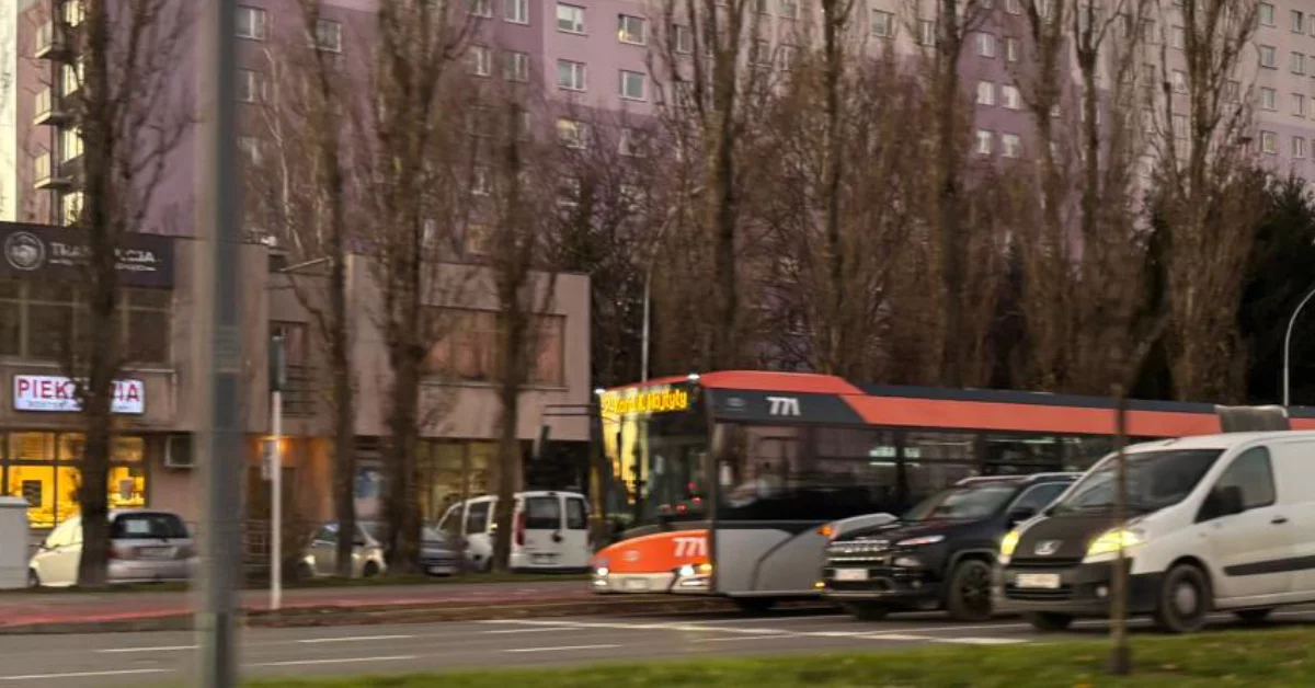 Spore korki na alei Rejtana w Rzeszowie. Jeden pas zablokowany