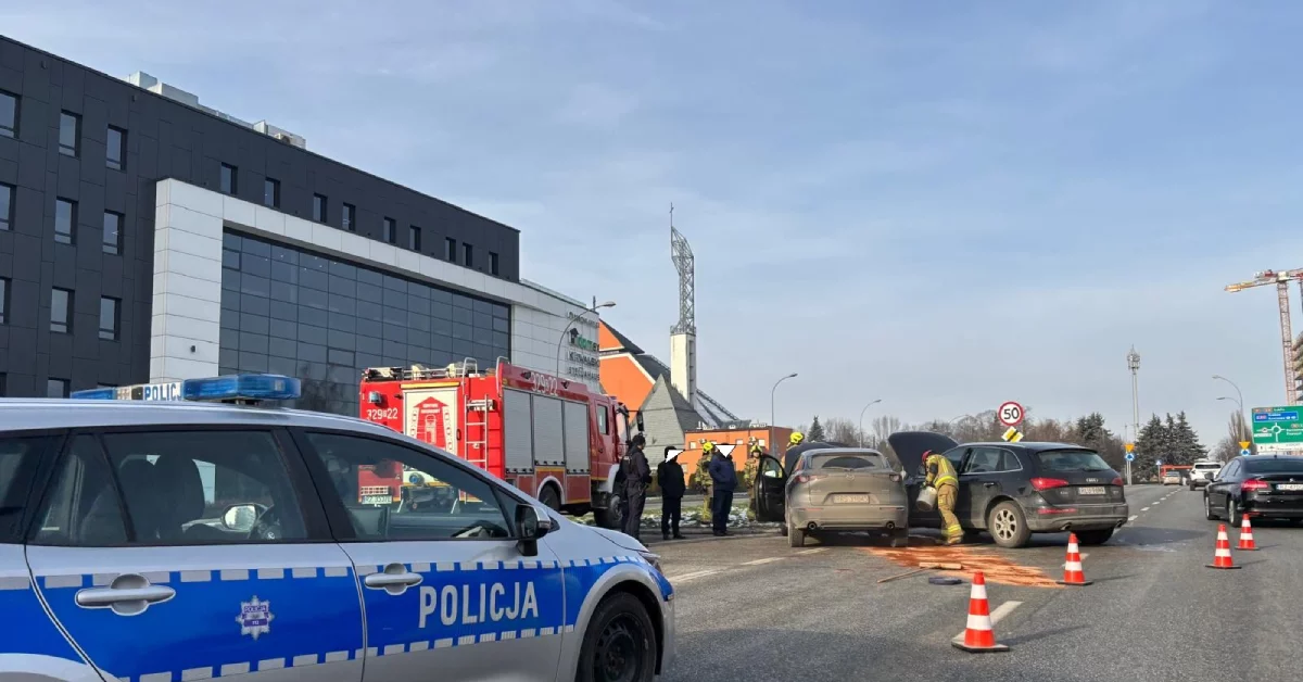 Wypadek przed rondem Pobitno w Rzeszowie. Lewy pas całkowicie zablokowany [ZDJĘCIA]
