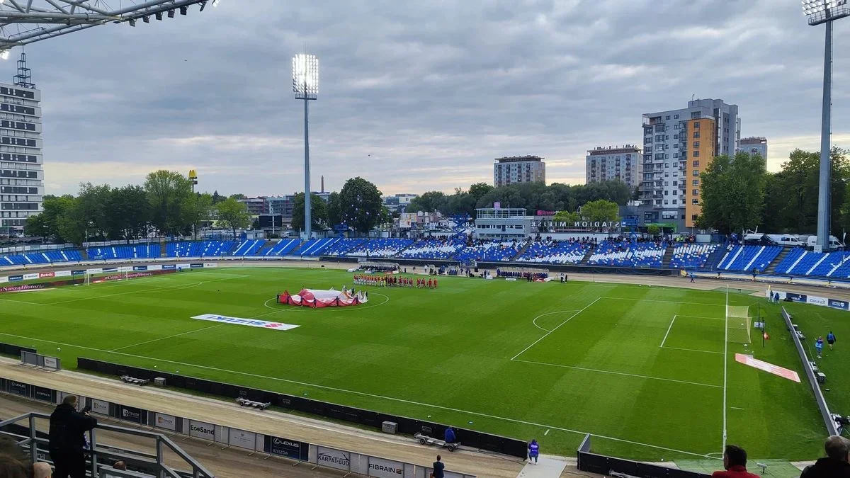 Stal Rzeszów prosi o pomoc w odśnieżaniu murawy. Kibice zwerbowani