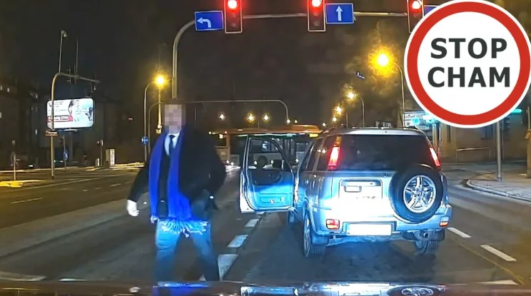 Wcisnął się na lewy pas. Następnie wysiadł z auta i rozpoczął konfrontację. Wszystko nagrała kamera [WIDEO]