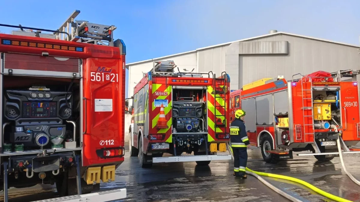 Pożar hali przez cały czas nie ugaszony. Strażacy rozważają rozbiórkę obiektu
