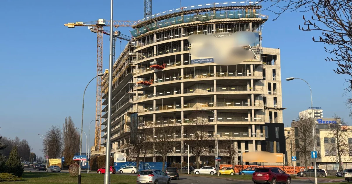 Budowa tego bloku przy rondzie Pobitno w Rzeszowie idzie pełną parą. Zobaczcie postępy! [ZDJĘCIA]