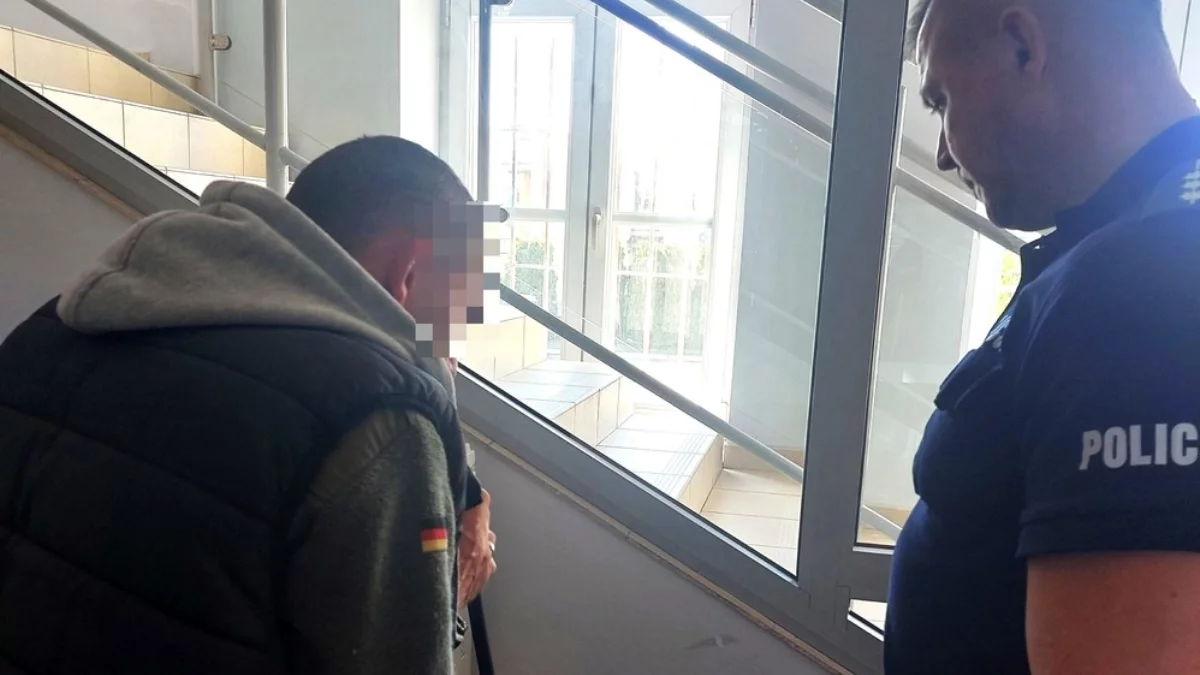 Coś bełkotał i chwiał się na nogach. Okazalo się, iż miał prawie 4 promile alkoholu