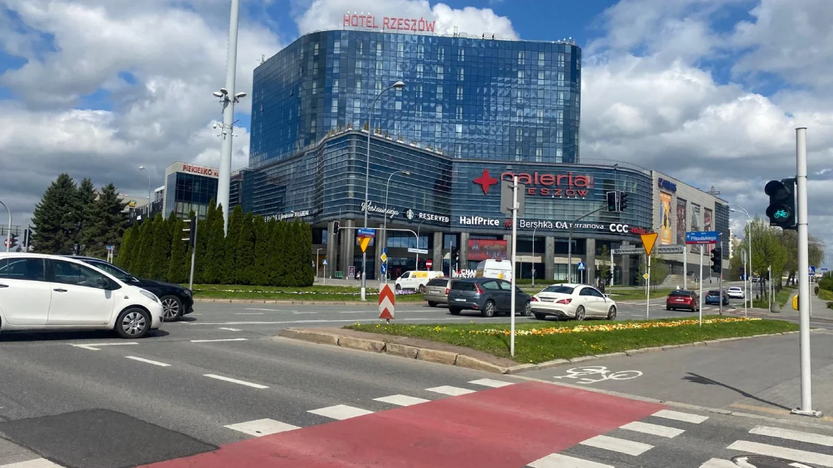 Świąteczny szał w galeriach i na drogach w Rzeszowie [ZDJĘCIA]