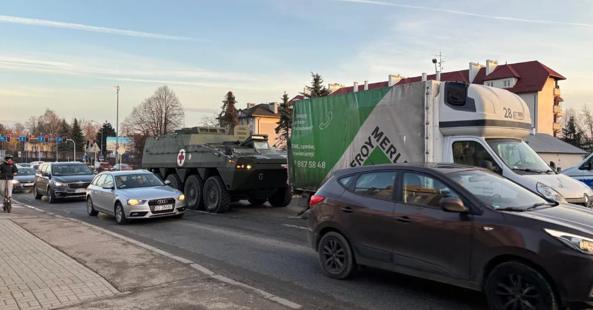 Wypadek na ulicy Lwowskiej z udziałem samochodu wojskowego. Spore utrudnienia w kierunku ronda Pobitno [ZDJĘCIA]