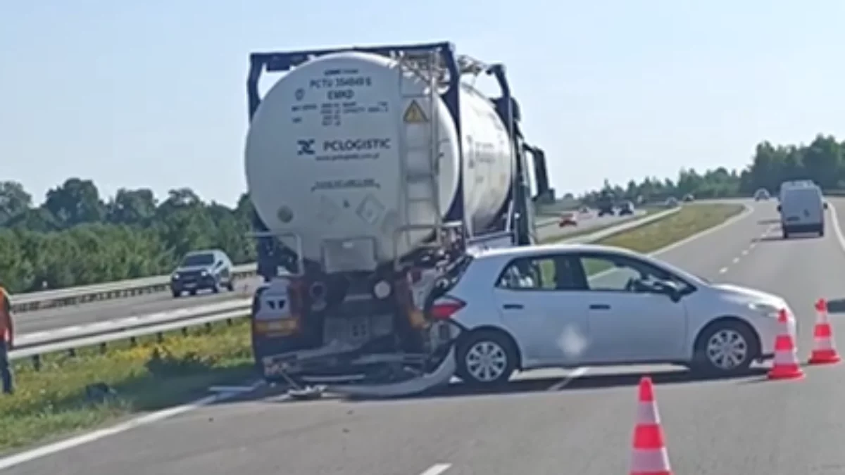 Wypadek na autostradzie A4. Osobówka zderzyła się z pojazdem ciężarowym. Dwa pasy ruchu zablokowane