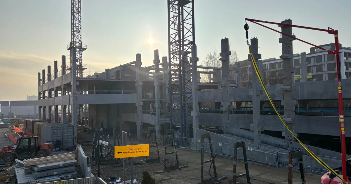 Wielopoziomowy parking wraz z lądowiskiem powstaje w Rzeszowie. Jak idzie budowa tej inwestycji? [ZDJĘCIA]