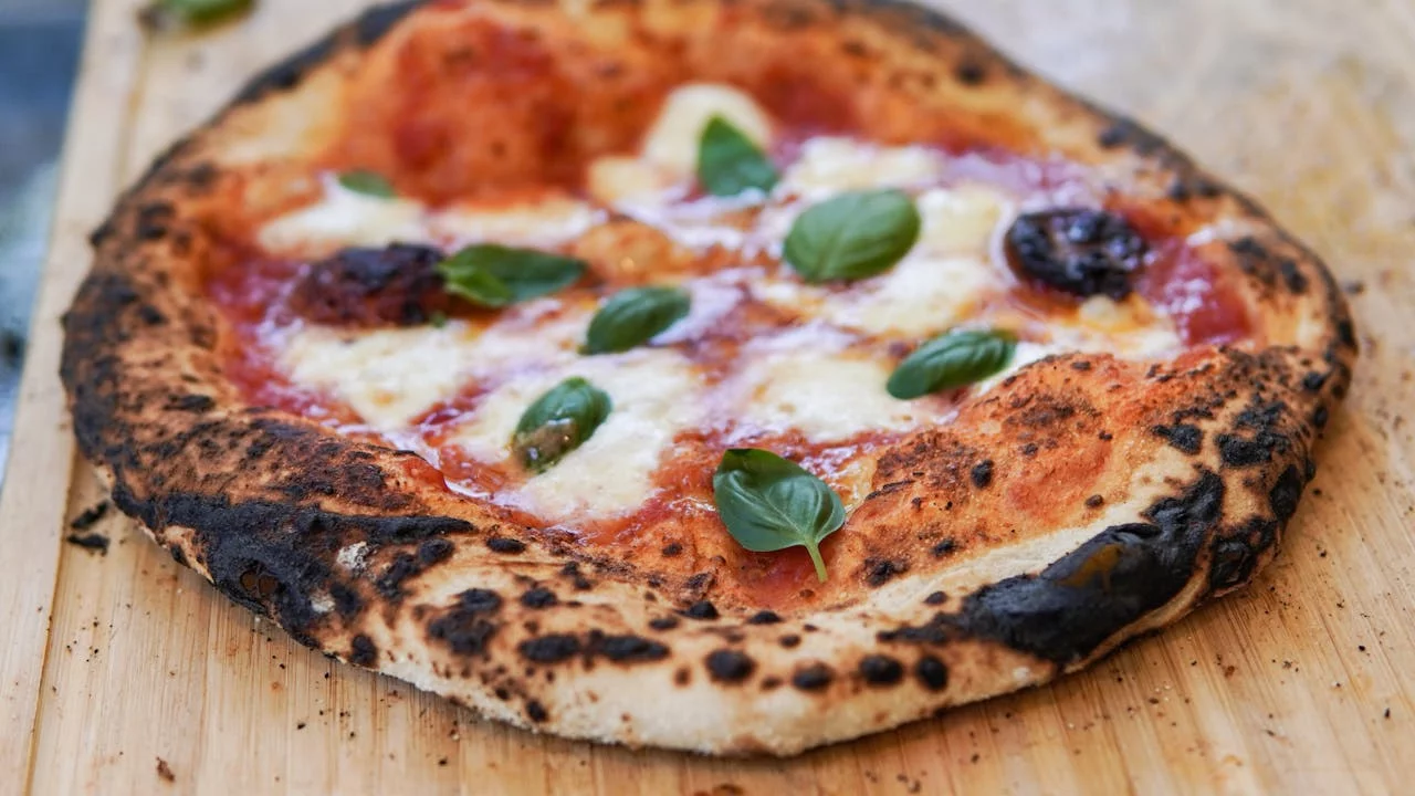 Międzynarodowy Dzień Pizzy. Przepis na wyśmienitą pizzę neapolitańską w domowych warunkach