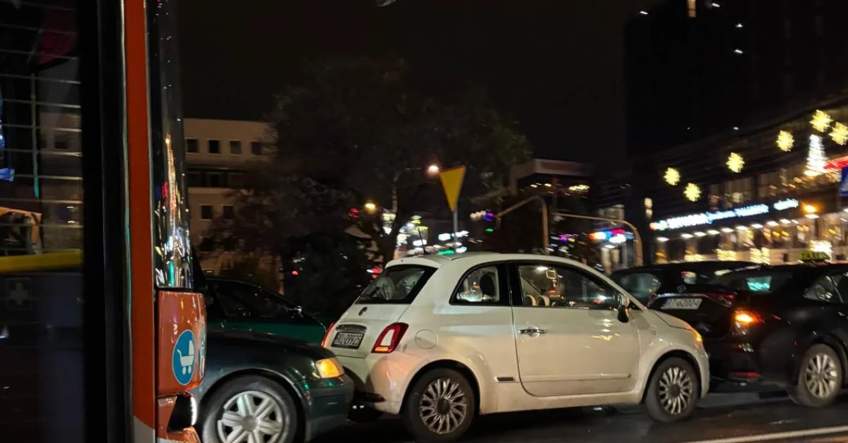 Zderzenie trzech pojazdów na Cieplińskiego w Rzeszowie. Spore utrudnienia w ruchu [ZDJĘCIA]