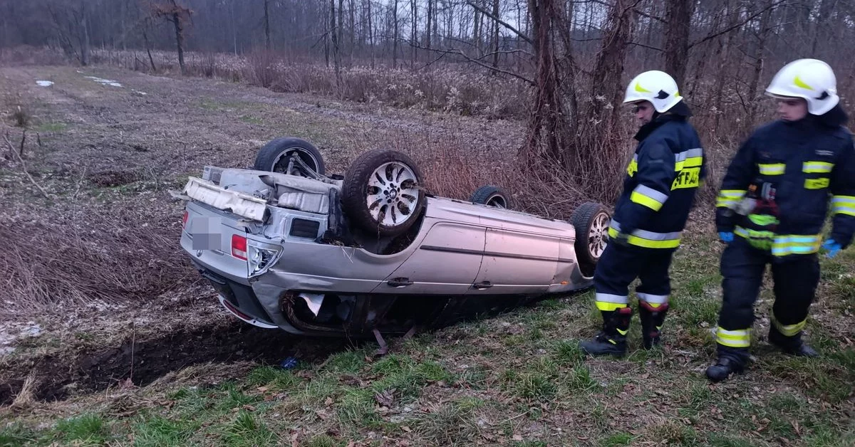 Dachowanie BMW w regionie. Pięć osób trafiło do szpitala. Wiemy, co tam się wydarzyło [ZDJĘCIA]