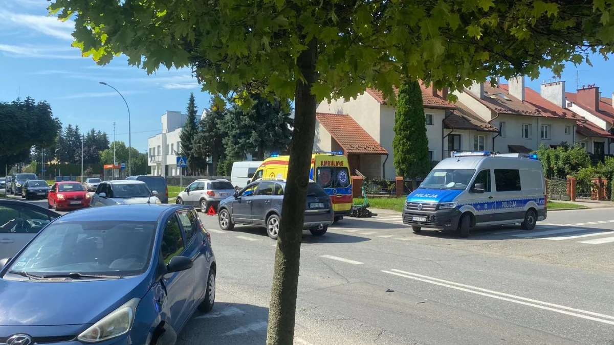 Wypadek na skrzyżowaniu ulicy Leszka Czarnego i Litewskiej w Rzeszowie. Zderzyły się dwa auta osobowe i motocykl [ZDJĘCIA]