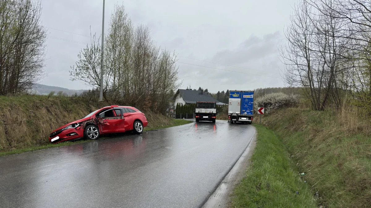 Niebezpieczny wypadek drogowy. Osobówka zderzyła się z dostawczakiem [ZDJĘCIA]