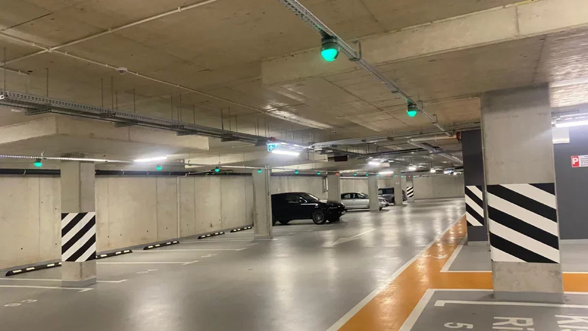 Nowe parkingi przy dworcach PKP w regionie – wygodne miejsca dla kierowców i rowerzystów