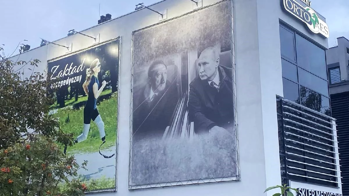 Kontrowersyjny plakat z Putinem i Hitlerem niedaleko szpitala w Rzeszowie [ZDJĘCIA]