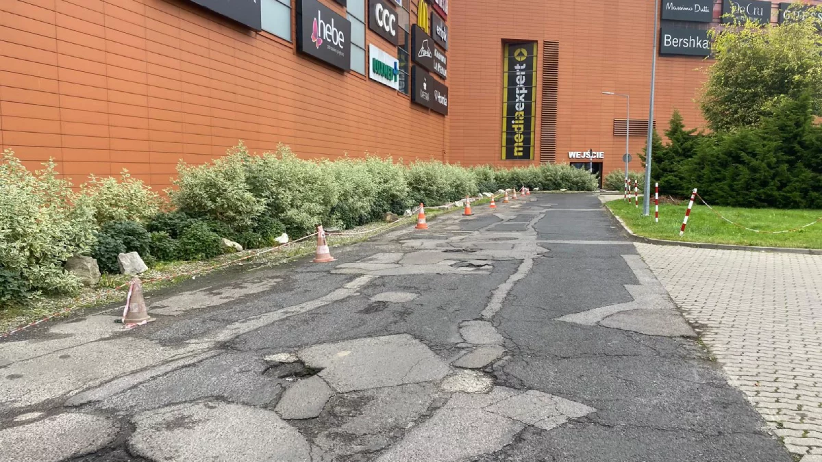 Słupki kontra kierowcy. Zmiany przy galerii Millenium Hall w Rzeszowie