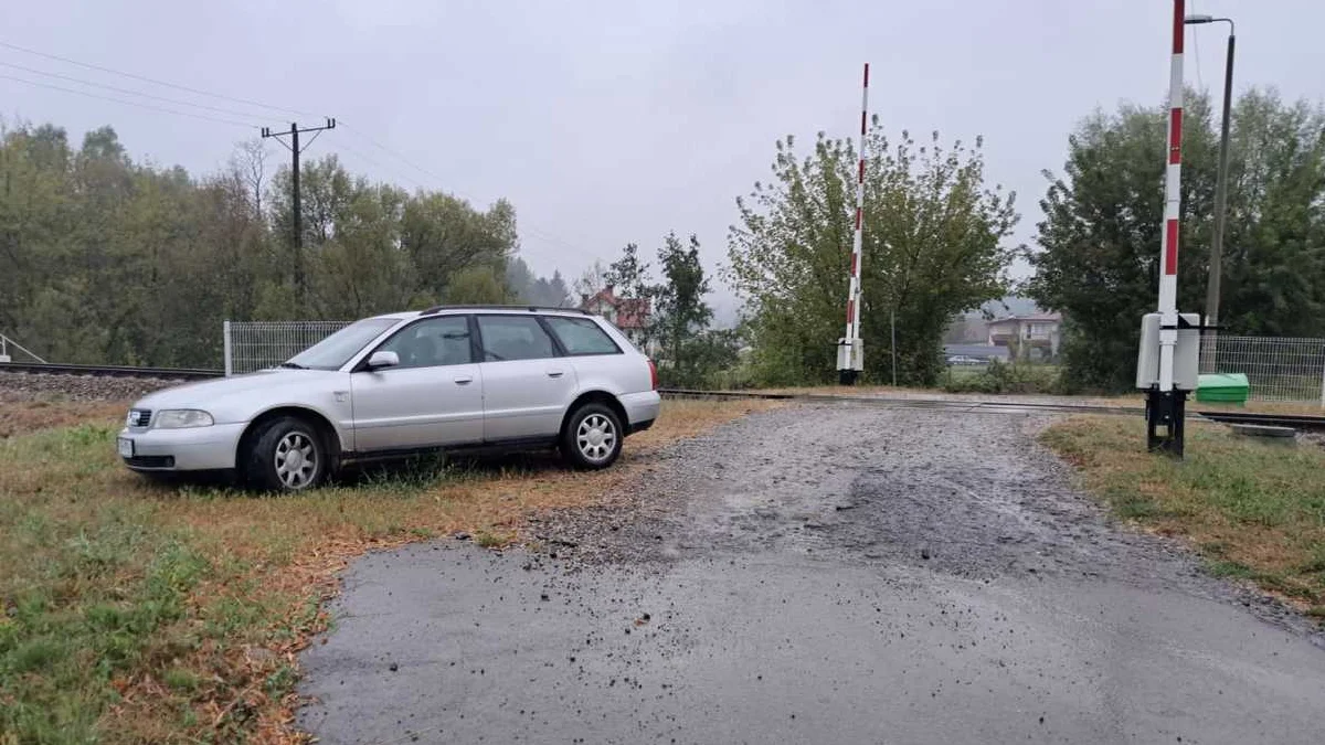 Ruch pociągów relacji Strzyżów-Rzeszów został wstrzymany. Powód? Audi zostawione na torach