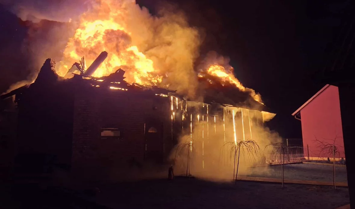 Cały budynek stanął w ogniu. Groźny pożar kotłowni ogrzewającej dom