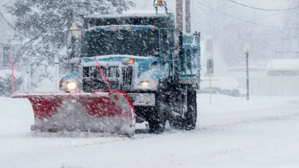 Nie odśnieżyłeś podjazdu? Możesz sporo zapłacić. Oto, co mówi prawo