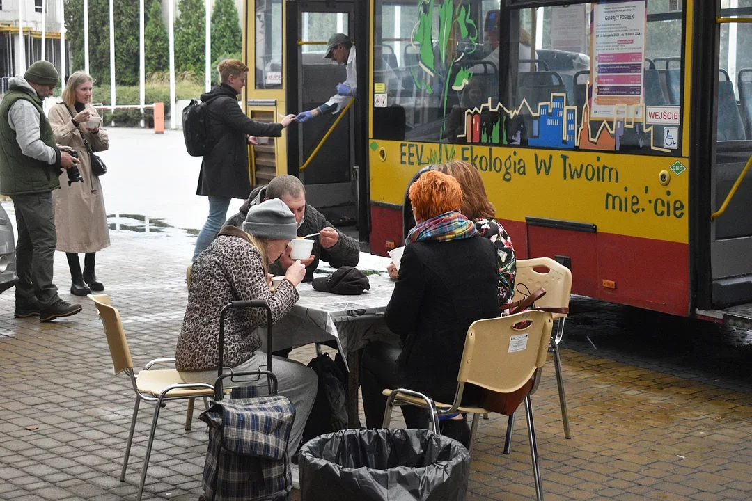Autobus ciepła znów na ulicach Rzeszowa. Nieoceniona pomoc dla potrzebujących. Ty też możesz pomóc!