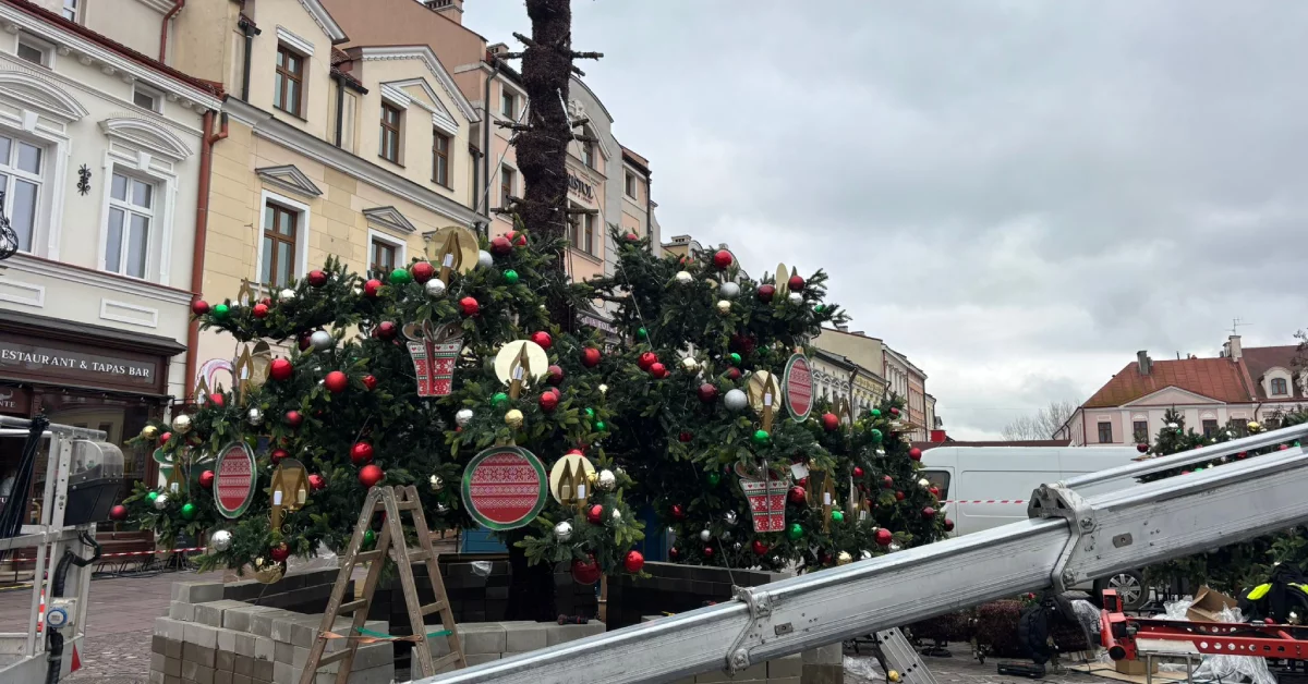 Tak idą przygotowania świątecznego miasteczka w Rzeszowie 2025. Jest pięknie, a będzie jeszcze piękniej [ZDJĘCIA]