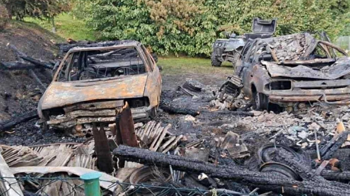 Pożar stodoły w regionie. Ogień zniszczył dwa samochody [ZDJĘCIA]