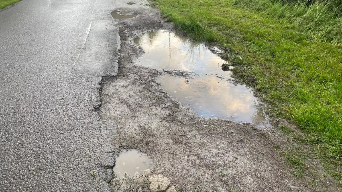 Wąsko, dziurawo i bez chodników. Tak wygląda ta ulica w Rzeszowie [ZDJĘCIA]