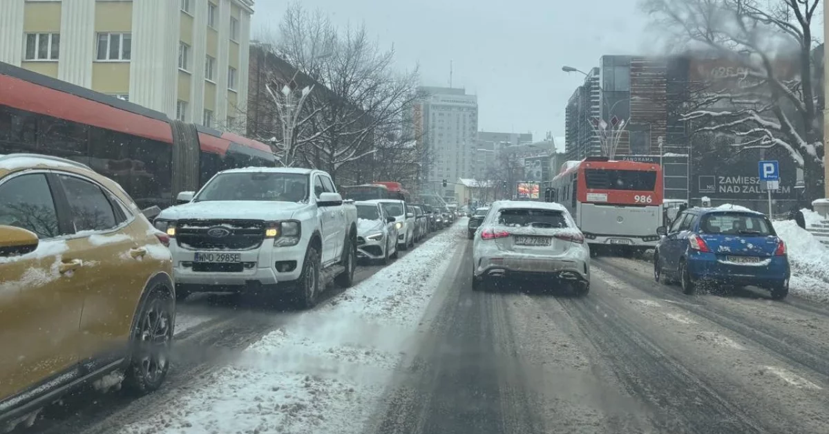 Utrudnienia ruchu na Piłsudskiego w Rzeszowie. Spory korek w centrum miasta