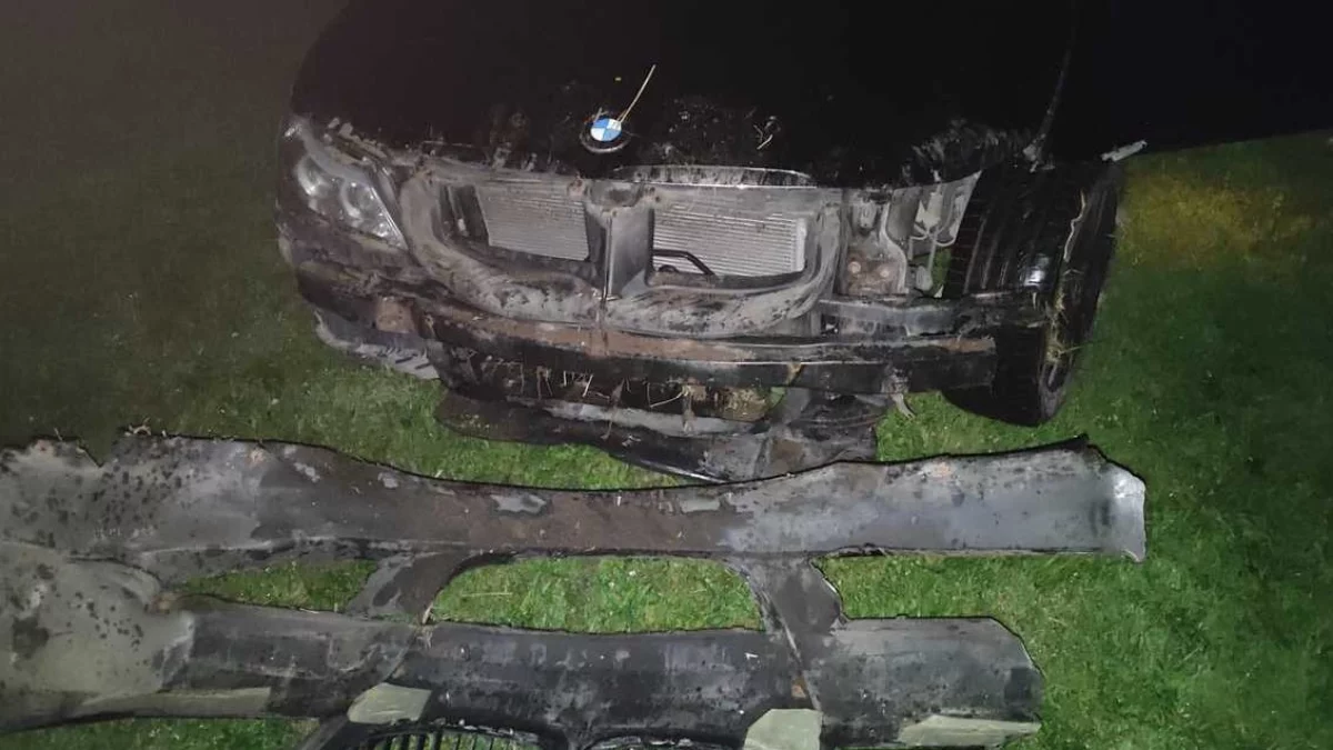 Pół auta rozwalone po spotkaniu z drzewem. Kierowca miał ponad 2,5 promila