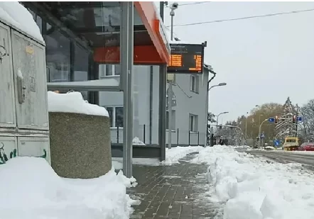 Nowy zakaz na przystankach. Młodzi i tak go łamią