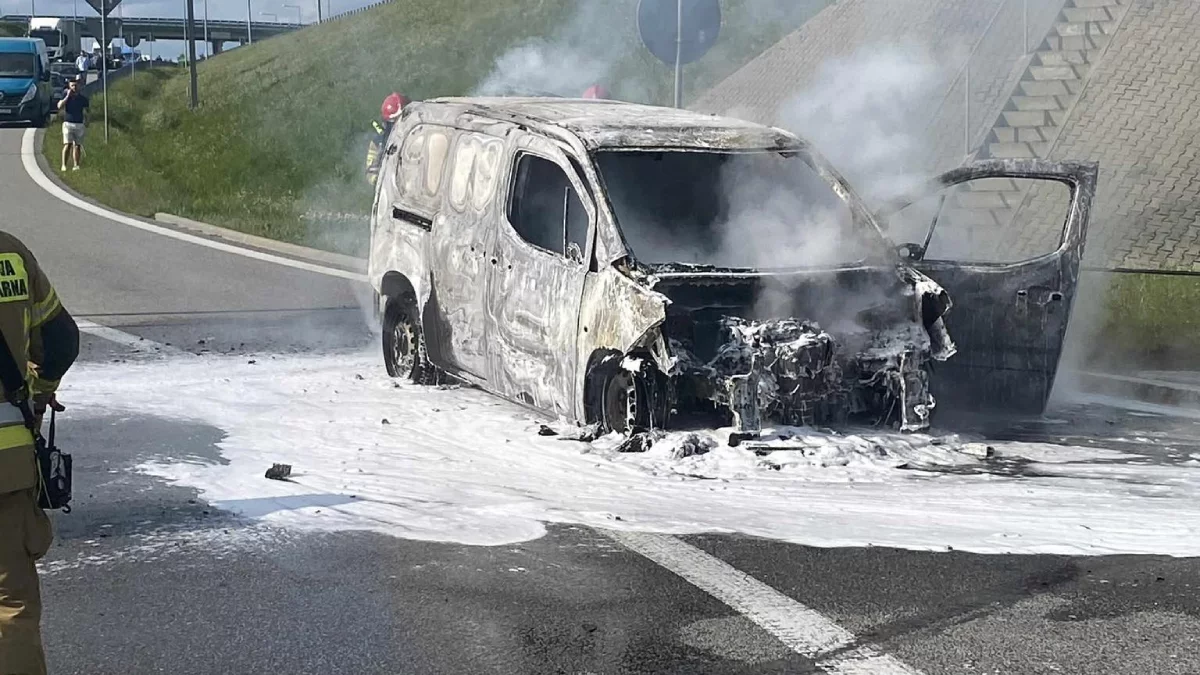 Płonął dostawczak przy S19. Strażacy wyjaśniają okoliczności pożaru [ZDJĘCIA]