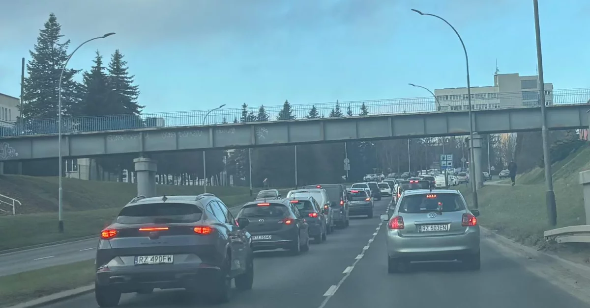 Rzeszów po południu: zablokowany pas na Podkarpackiej i dymiące auto na wiadukcie [ZDJĘCIA]