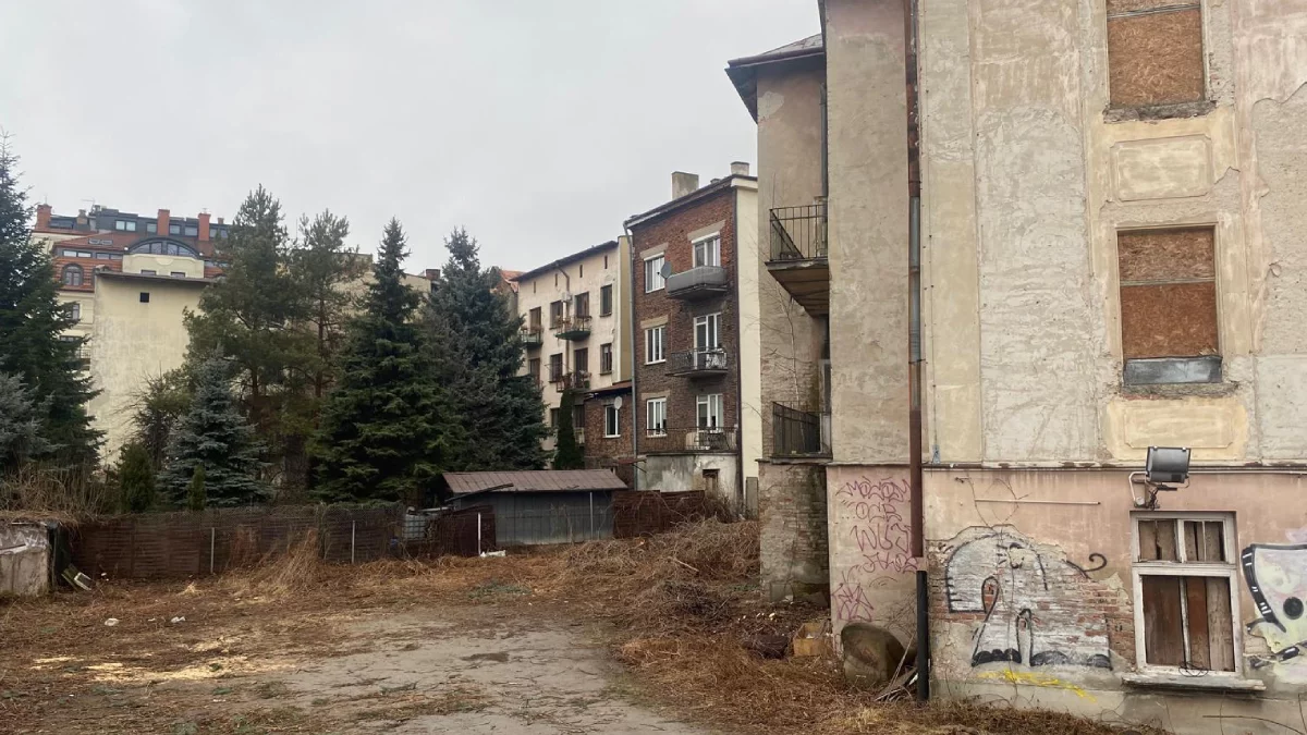 Zmiany przy opuszczonej kamienicy na Kilara. Szykuje się nowa inwestycja? [ZDJĘCIA -WIDEO]
