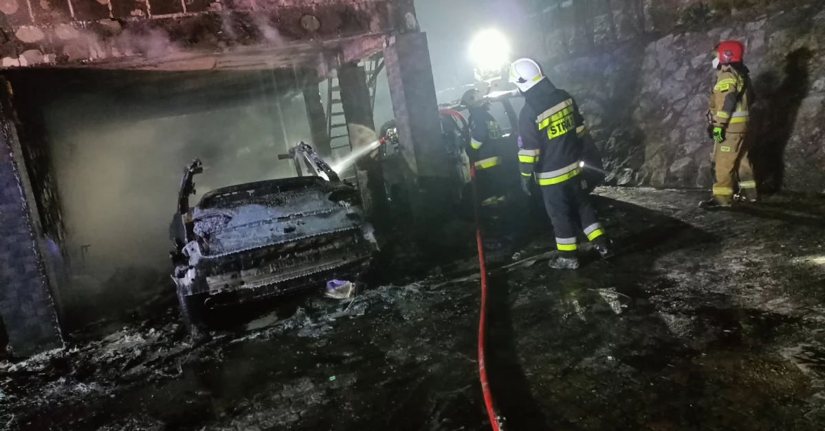 Ogromny pożar garażu pod Rzeszowem. Spłonęła cała wiata i trzy samochody [ZDJĘCIA]
