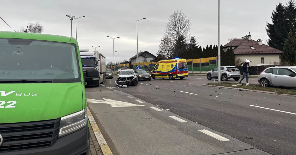 Wypadek trzech samochodów na Podkarpackiej w Rzeszowie. Jeden pas zablokowany w kierunku centrum [ZDJĘCIA]
