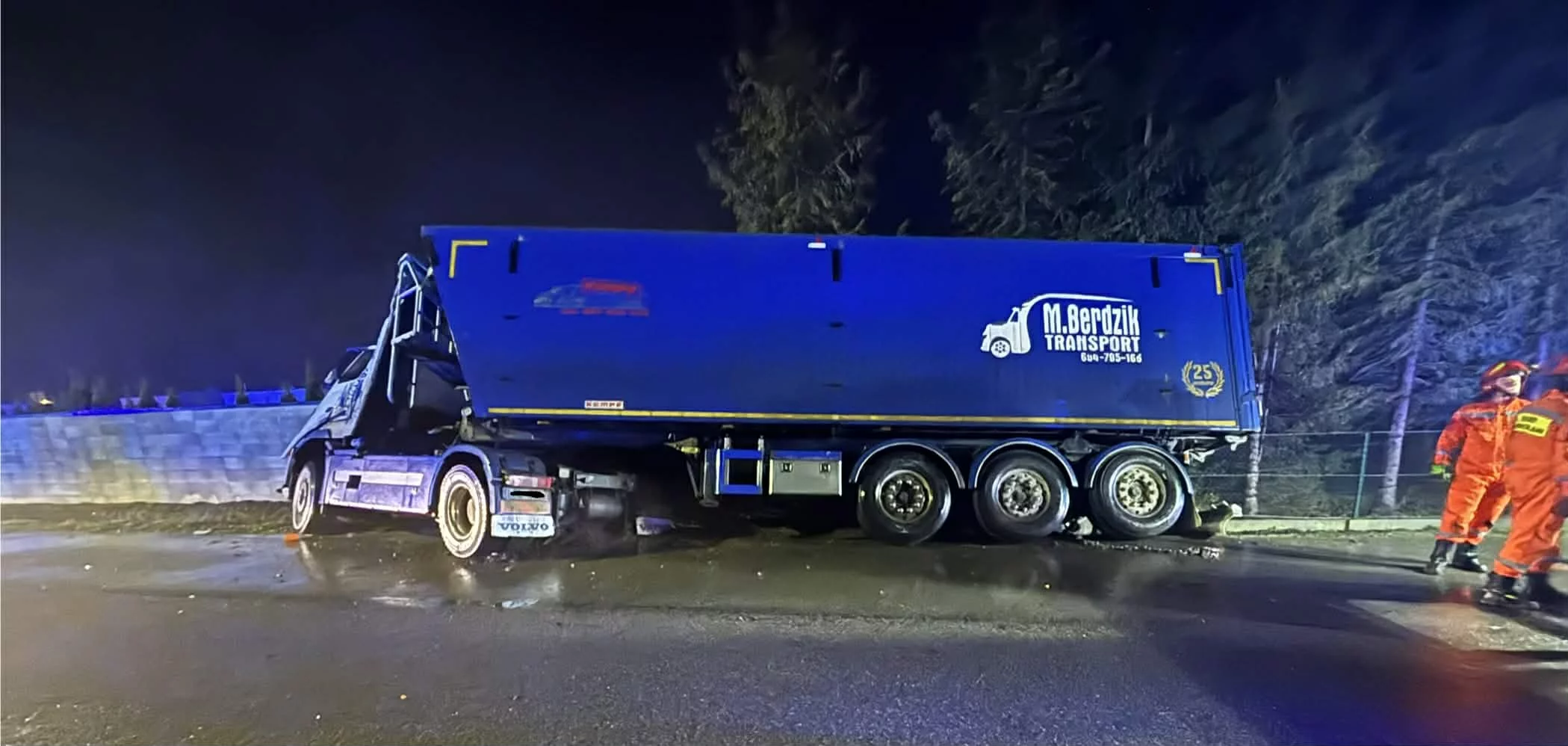 Samochód ciężarowy wpadł do rowu. Służby apelują o ostrożność na drogach