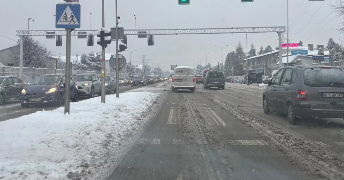 Ogromny korek na Sikorskiego w Rzeszowie - warunki do jazdy są tragiczne