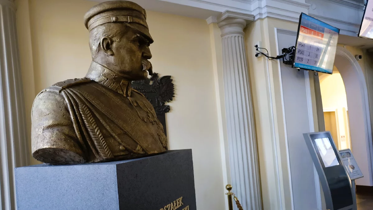 Popiersie marszałka Józefa Piłsudskiego zdobi hol Podkarpackiego Urzędu Wojewódzkiego [ZDJĘCIA]